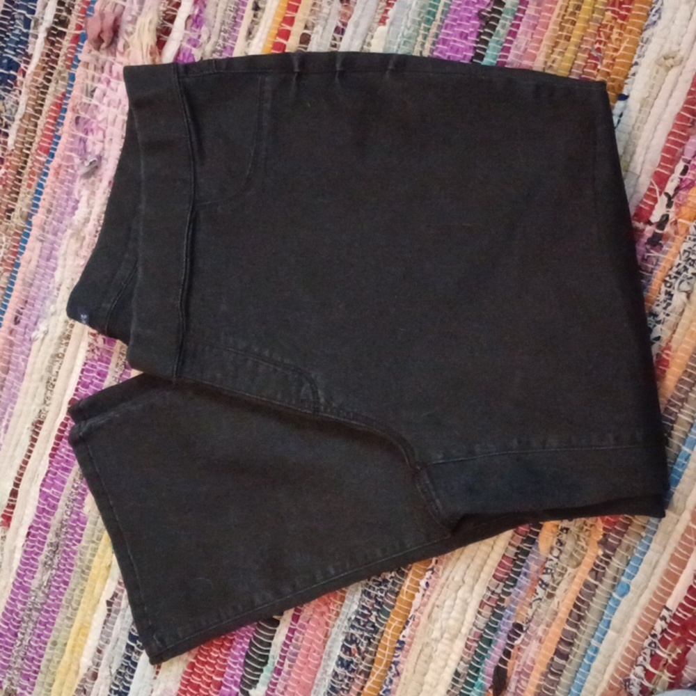 Stretchy black jeans, pull on.